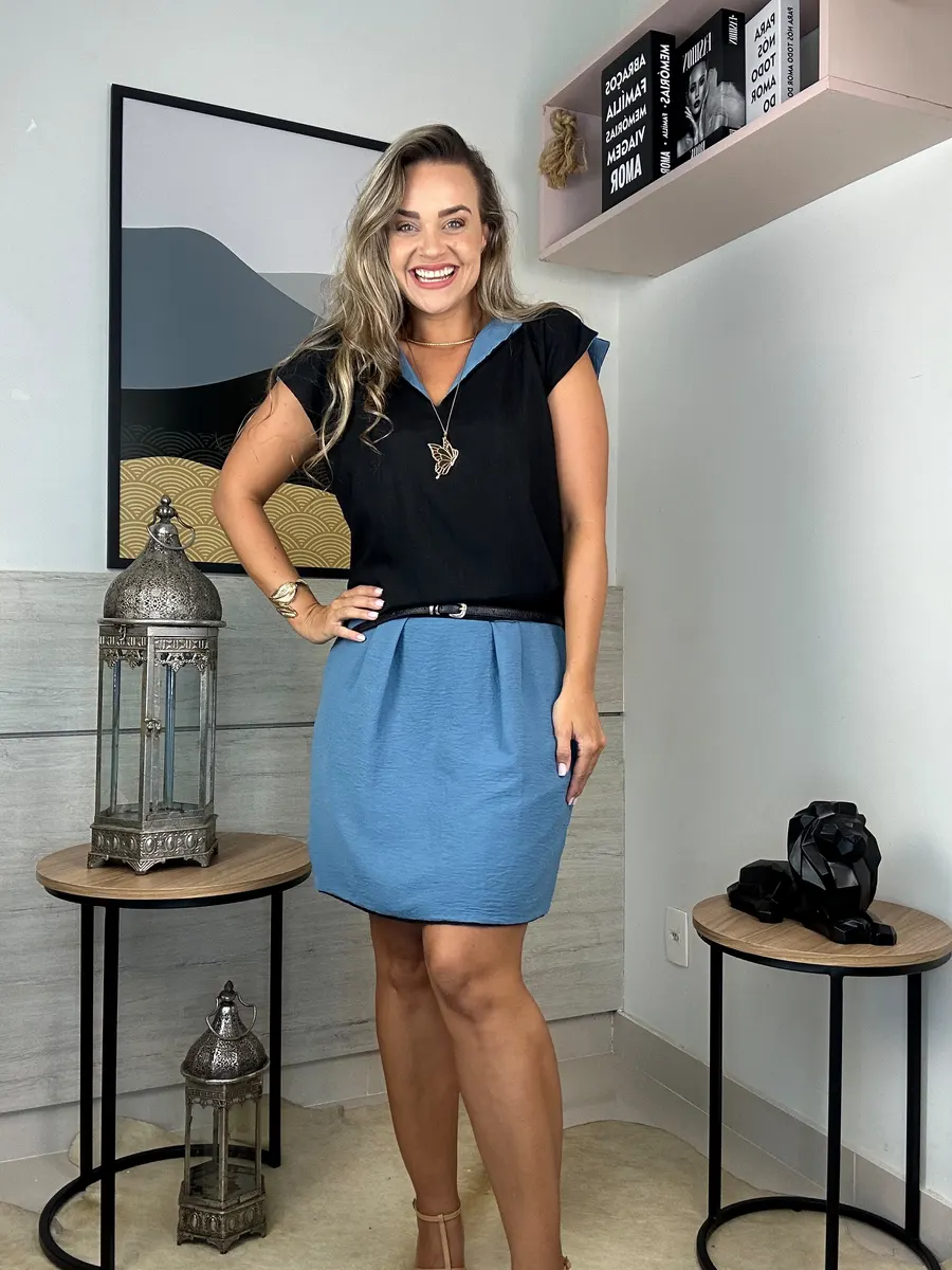 Adriana PÓE no estúdio da marca, vestindo uma Blusa Dupla Face