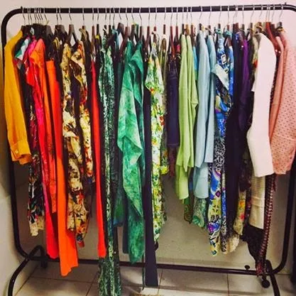 Arara com peças PÓE coloridas e estampadas