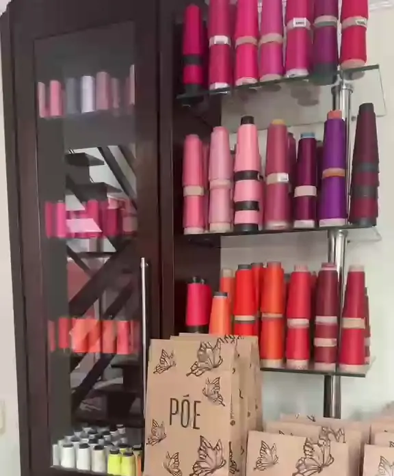 Parede de linhas coloridas e sacolas PÓE com borboletas