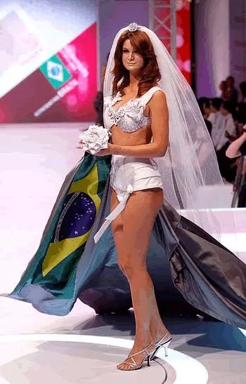 Modelo na passarela com a peça criada por Adriana para o Triumph Inspiration Award 2008